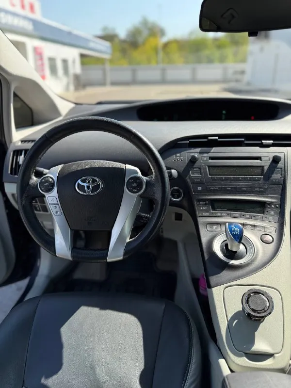 Toyota prius 2010 год пробег: 205 000 км автомобиль в отличном техническом состоянии, полностью исправен и не требует никаких вложений масло не ест, всё обслужено вовремя, двигатель и коробка работают идеально я собственник, полный порядок с документами хорошая комплектация: •кожаный салон — чистый, ухоженный, без потертостей •4 электростеклоподъёмника •бесключевой доступ и запуск кнопкой🔘 •климат-контроль •подогрев сидений •музыка, bluetooth, aux— всё работает без нареканий экономичный гибрид — расход топлива минимальный едет мягко, комфортно, ничего не гремит и не стучит. авто ухожено, использовалось бережно, всегда хранилось в чистоте. отличный вариант для тех, кто ищет надёжную, комфортную и экономичную машину! осмотр: г. луганск цена 1.100.000 ₽ +79591676091 торг у капота 😉 📞 звоните: +7(959)1676091 - фотография - 7