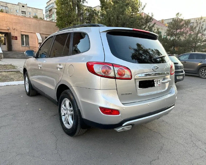 Продам hyundai santa fe|2011г 2.4 бензин работает идеально! коробка автомат полных привод 4х4 двухзонный климат круиз контроль подогрев сидений подогрев зеркал мульте руль монитор с навигацией bluetooth, aux, usb парктроники зад перед 2 ключа от собственницы цена-1.270.000₽ все вопросы по телефону:+79591677371 📞 звоните: +7(959)1677371 - фотография - 5