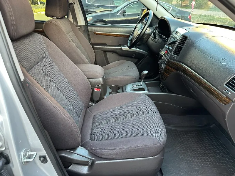 Продам hyundai santa fe|2011г 2.4 бензин работает идеально! коробка автомат полных привод 4х4 двухзонный климат круиз контроль подогрев сидений подогрев зеркал мульте руль монитор с навигацией bluetooth, aux, usb парктроники зад перед 2 ключа от собственницы цена-1.270.000₽ все вопросы по телефону:+79591677371 📞 звоните: +7(959)1677371 - фотография - 7