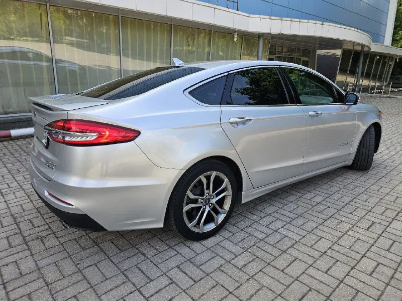 Ford fusion hybrid 2019, топовая комплектация titanium. пробег 99 800 км. я единственный владелец в рф. история чистая, птс оригинал, без подводных камней! 🔥 гибрид! реальный расход 5-6 л/100 км, полного бака хватает на 900 км. тихий, комфортный, управляется отлично. ✅ адаптивный круиз, автоторможение, удержание в полосе, слепые зоны ✅ камера заднего вида, парктроники, биled фары ✅ кожаный салон, сиденья с памятью, подогревом и вентиляцией ✅ подогрев руля, 2-зонный климат ✅ аудио sony (12 динамиков), навигация ✅ автозапуск, шайба-джойстик кпп ✅ бесключевой доступ, в т. ч. кодовый ✅❗ европейские зеркала — с широким обзором и складыванием 📌 пробег оригинальный, не скручен! 📌 любая проверка/сто 🚗 продаю без спешки, авто радует. только прямому покупателю, без посредников. 💬 1 890 000 ₽. +79494710689 - фотография - 3