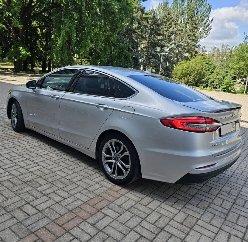 Ford fusion hybrid 2019, топовая комплектация titanium. пробег 99 800 км. я единственный владелец в рф. история чистая, птс оригинал, без подводных камней! 🔥 гибрид! реальный расход 5-6 л/100 км, полного бака хватает на 900 км. тихий, комфортный, управляется отлично. ✅ адаптивный круиз, автоторможение, удержание в полосе, слепые зоны ✅ камера заднего вида, парктроники, биled фары ✅ кожаный салон, сиденья с памятью, подогревом и вентиляцией ✅ подогрев руля, 2-зонный климат ✅ аудио sony (12 динамиков), навигация ✅ автозапуск, шайба-джойстик кпп ✅ бесключевой доступ, в т. ч. кодовый ✅❗ европейские зеркала — с широким обзором и складыванием 📌 пробег оригинальный, не скручен! 📌 любая проверка/сто 🚗 продаю без спешки, авто радует. только прямому покупателю, без посредников. 💬 1 890 000 ₽. +79494710689 - фотография - 4