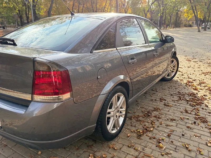 В продаже opel vecrta gts 1.8 бензин модель двигателя z18xe без фазарегуляторов и теплообменника автомобиль пригнан из германии в 2019 году. один собственник в днр, пробег по нашим дорогам 12.000 км родной пробег 260.000 км таких автомобилей осталось единицы ! максимальная комплектация климат контроль двух зонный ( рабочий ) кожаный салон gts датчик давление шин полный электро пакет 4эл стеклоподъемника полный бортовой компьютер парктроник мульти руль камера заднего вида большой монитор с блютус по кузову в идеальном состоянии, весь в родном окрасе без намека на ржавчину родной остекления, лобовое без трещин диски родные р17 на зимней резине все сервисные книги имеются линзовая заводская оптика двигатель, ходовая, коробка на 5+ цена 580.000,торг у капота осмотр донецк +79495097888 📲 tg: дешевые колеса 📞 звоните: +7(949)5097888 - фотография - 3