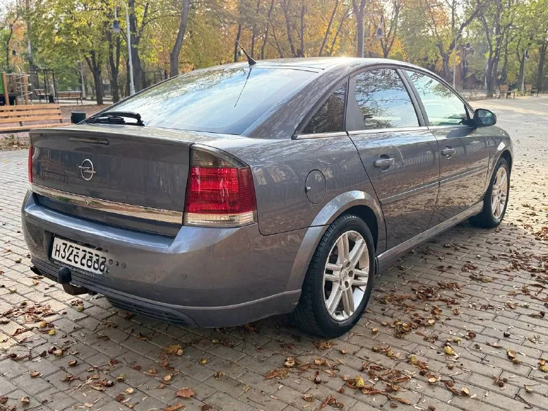 В продаже opel vecrta gts 1.8 бензин модель двигателя z18xe без фазарегуляторов и теплообменника автомобиль пригнан из германии в 2019 году. один собственник в днр, пробег по нашим дорогам 12.000 км родной пробег 260.000 км таких автомобилей осталось единицы ! максимальная комплектация климат контроль двух зонный ( рабочий ) кожаный салон gts датчик давление шин полный электро пакет 4эл стеклоподъемника полный бортовой компьютер парктроник мульти руль камера заднего вида большой монитор с блютус по кузову в идеальном состоянии, весь в родном окрасе без намека на ржавчину родной остекления, лобовое без трещин диски родные р17 на зимней резине все сервисные книги имеются линзовая заводская оптика двигатель, ходовая, коробка на 5+ цена 580.000,торг у капота осмотр донецк +79495097888 📲 tg: дешевые колеса 📞 звоните: +7(949)5097888 - фотография - 4