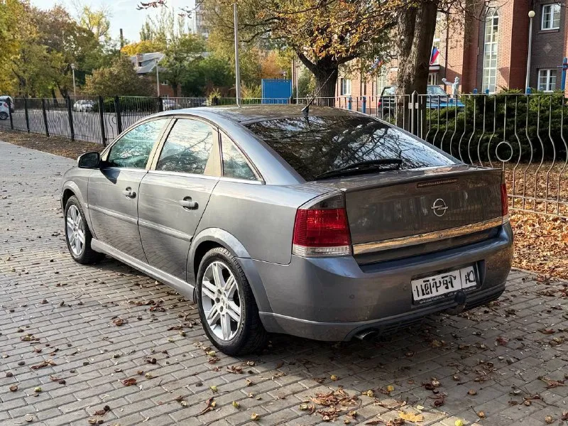 В продаже opel vecrta gts 1.8 бензин модель двигателя z18xe без фазарегуляторов и теплообменника автомобиль пригнан из германии в 2019 году. один собственник в днр, пробег по нашим дорогам 12.000 км родной пробег 260.000 км таких автомобилей осталось единицы ! максимальная комплектация климат контроль двух зонный ( рабочий ) кожаный салон gts датчик давление шин полный электро пакет 4эл стеклоподъемника полный бортовой компьютер парктроник мульти руль камера заднего вида большой монитор с блютус по кузову в идеальном состоянии, весь в родном окрасе без намека на ржавчину родной остекления, лобовое без трещин диски родные р17 на зимней резине все сервисные книги имеются линзовая заводская оптика двигатель, ходовая, коробка на 5+ цена 580.000,торг у капота осмотр донецк +79495097888 📲 tg: дешевые колеса 📞 звоните: +7(949)5097888 - фотография - 5