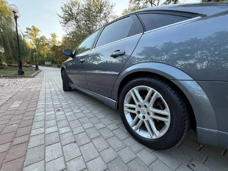 В продаже opel vecrta gts 1.8 бензин модель двигателя z18xe без фазарегуляторов и теплообменника автомобиль пригнан из германии в 2019 году. один собственник в днр, пробег по нашим дорогам 12.000 км родной пробег 260.000 км таких автомобилей осталось единицы ! максимальная комплектация климат контроль двух зонный ( рабочий ) кожаный салон gts датчик давление шин полный электро пакет 4эл стеклоподъемника полный бортовой компьютер парктроник мульти руль камера заднего вида большой монитор с блютус по кузову в идеальном состоянии, весь в родном окрасе без намека на ржавчину родной остекления, лобовое без трещин диски родные р17 на зимней резине все сервисные книги имеются линзовая заводская оптика двигатель, ходовая, коробка на 5+ цена 580.000,торг у капота осмотр донецк +79495097888 📲 tg: дешевые колеса 📞 звоните: +7(949)5097888 - фотография - 6