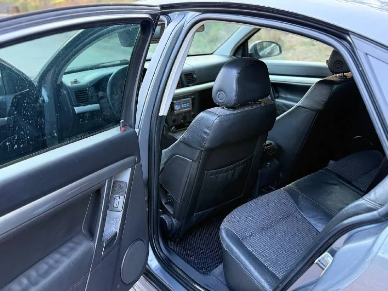 В продаже opel vecrta gts 1.8 бензин модель двигателя z18xe без фазарегуляторов и теплообменника автомобиль пригнан из германии в 2019 году. один собственник в днр, пробег по нашим дорогам 12.000 км родной пробег 260.000 км таких автомобилей осталось единицы ! максимальная комплектация климат контроль двух зонный ( рабочий ) кожаный салон gts датчик давление шин полный электро пакет 4эл стеклоподъемника полный бортовой компьютер парктроник мульти руль камера заднего вида большой монитор с блютус по кузову в идеальном состоянии, весь в родном окрасе без намека на ржавчину родной остекления, лобовое без трещин диски родные р17 на зимней резине все сервисные книги имеются линзовая заводская оптика двигатель, ходовая, коробка на 5+ цена 580.000,торг у капота осмотр донецк +79495097888 📲 tg: дешевые колеса 📞 звоните: +7(949)5097888 - фотография - 7