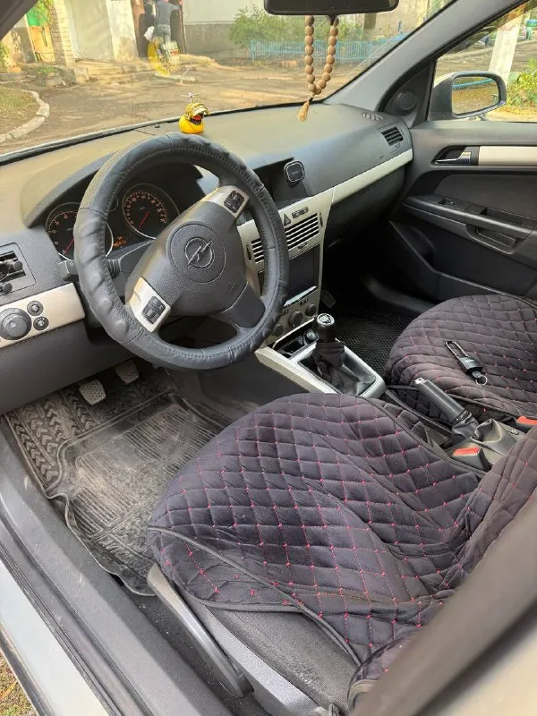 Продам – opel astra h пробег : 196.000км 2008 год, авто в хорошем состоянии, объём мотора 1,6 / 130 л/с. вырезан катализатор, стоит stage 1. мкпп, ходовка- без нареканий авто сел и поехал, с документами полный порядок двигатель, - не стучит, не дымит, не троит. коробка, - не выбивает, не хрустит, учёт рф, с переоформлением нет никаких проблем, осмотр донецк. 🇷🇺 по машине сделано все, вложений не требует абсолютно. замена масла каждые 7.000км. любые проверки с вашей стороны. стоит led оптика, колеса на легкосплавах. стоит хорошая музыка, протянута проводка под саб. остальные вопросы по телефону. цена: 650.000₽ после осмотра, возможен не большой торг. звонить: +79493548697 - фотография - 4