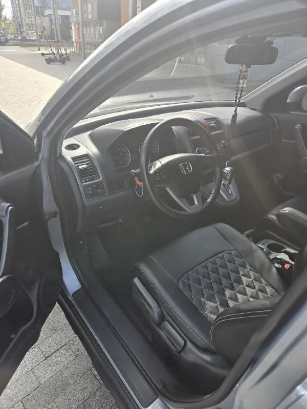 Продам хонда cr-v. 2008 год машина в отличном состоянии. машина обсалютно без вложений на данный момент. двигатель работает идеально, коробка обычный автомат работает прекрасно. ходовка мячек. по кузову без вопросов. салон ухоженный в отличном состоянии. хорошая комплектация есть всё для комфортной езды. более подробная информация по телефону. новый владелец будет доволен машиной. цена 1 300 000 хороший торг. тел +79495058416. - фотография - 10