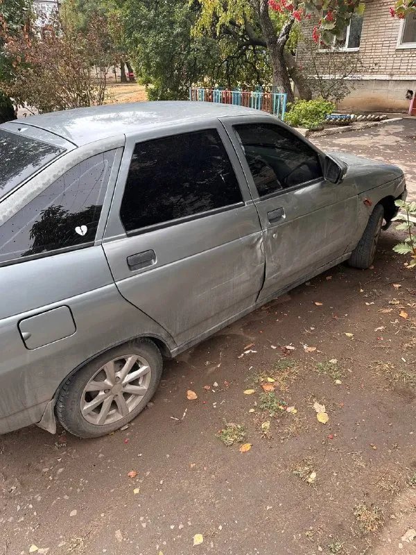 🚘 продаётся ваз 21124 – зверь отечественного автопрома! 🚘(почти "мерин", но с характером) цена:250 000 осмотр: амвросиевка ты ищешь надёжного друга, который не предаст в -30 и с радостью прокатит по ухабам так, будто ты на сафари? тогда держись крепче – двенашка едет к тебе! 🛠 характеристики: • двигатель – 1.6, 16 клапанов(не гнет) – рвёт, как я после отпуска на работу • пробег – 420 000 уже всё видел, но всё ещё бодр и полон мечт (у двигателя 150 000) • кпп – механика, как и настоящие мужики • цвет – стильный "металлик с пылью времени" • музыка – играет, как радио в гараже у деда (если хочешь – и рэп, и шансон, и "сектор газа") • печка – жарит сильнее, чем шаурма на вокзале • лето, зима, асфальт, бездорожье — ваз не выбирает, он покоряет 🔨из минусов: • нужно варить пороги • поменять крышку багажника • сделать ходовую 🎁 бонусы: • руль с характером • запаска (почти круглая) • запах настоящего автомобиля (ну, ты понял) • наклейка на заднем стекле в под 📞 звоните: +7(949)8313373 - фотография - 2