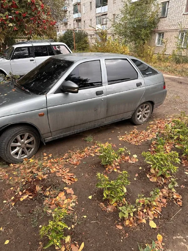 🚘 продаётся ваз 21124 – зверь отечественного автопрома! 🚘(почти "мерин", но с характером) цена:250 000 осмотр: амвросиевка ты ищешь надёжного друга, который не предаст в -30 и с радостью прокатит по ухабам так, будто ты на сафари? тогда держись крепче – двенашка едет к тебе! 🛠 характеристики: • двигатель – 1.6, 16 клапанов(не гнет) – рвёт, как я после отпуска на работу • пробег – 420 000 уже всё видел, но всё ещё бодр и полон мечт (у двигателя 150 000) • кпп – механика, как и настоящие мужики • цвет – стильный "металлик с пылью времени" • музыка – играет, как радио в гараже у деда (если хочешь – и рэп, и шансон, и "сектор газа") • печка – жарит сильнее, чем шаурма на вокзале • лето, зима, асфальт, бездорожье — ваз не выбирает, он покоряет 🔨из минусов: • нужно варить пороги • поменять крышку багажника • сделать ходовую 🎁 бонусы: • руль с характером • запаска (почти круглая) • запах настоящего автомобиля (ну, ты понял) • наклейка на заднем стекле в под 📞 звоните: +7(949)8313373 - фотография - 3
