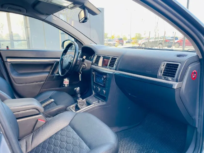 Доброго времени суток ! к вашему вниманию, всеми любимый opel vectra c рестайлинг ! в идеальном состоянии, весь обслуженный ! эксплуатация с 2007 года выпуска ухоженный с родным пробегом 230 км. родной ! мотор 1.8 ллучший в линейки опель бензин ! коробка механика работает идеально ! ходовая вся обслужена вся новая ! в автомобиле работает абсолютно все ! вложений не требует абсолютно ! в дтп не участвовал весь в оригинале ! максимальная комплектация максимальная ! заводской обвес opc laine - ксенон ближний дальний - климат контроль - комбинированный кожаный салон - бортовой компьютер большой монитор - датчик дождя также света - полный эл. пакет - мульти руль - круиз контроль - климат контроль - дорогая резина лето - титановые диски красивые - и многое другое ! цена снижена иза срочности ! цена : 695:000 тыс руб ! таких автомобилей действительно единицы ! осталось не много обслужен любой вид оформления 🇷🇺 звоните по номеру телефона +79493969852 - фотография - 9