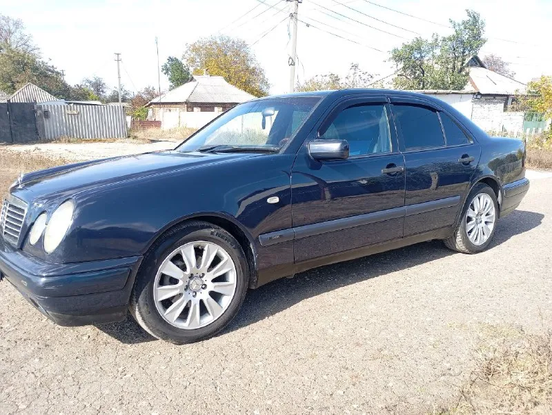 Продам легендарный mercedes benz e w210 год 1998 пробег 300 000 мотор 2.0 самый простой и надежный авто в отличном состоянии мотор не троит не дымит масла не расходует коробка переключает без хрустов ходовка отличная без посторонних звуков авто очень мягкое дорогу держит уверено комплектации классик все есть для комфорта работает исключительно все кондер холодит как надо кузов отличный рыжиков и гнили нет пороги дно стаканы двери все в идеале заводское у машины 3-4 косметический окраса (лак слез) остальное в родне 2 комплекта колёс (зима/лето) 2 пары ключей вообще кто ищет живой мерен это именно он юридически чистая любое оформления цена 555 000 торг рассмотрю обмен на авто классом ниже номер:+79495504164 - фотография - 2
