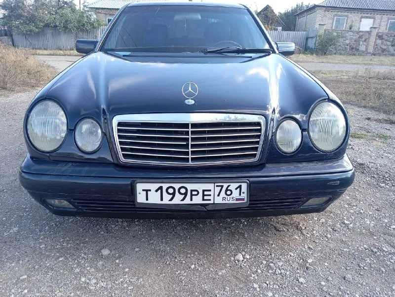 Продам легендарный mercedes benz e w210 год 1998 пробег 300 000 мотор 2.0 самый простой и надежный авто в отличном состоянии мотор не троит не дымит масла не расходует коробка переключает без хрустов ходовка отличная без посторонних звуков авто очень мягкое дорогу держит уверено комплектации классик все есть для комфорта работает исключительно все кондер холодит как надо кузов отличный рыжиков и гнили нет пороги дно стаканы двери все в идеале заводское у машины 3-4 косметический окраса (лак слез) остальное в родне 2 комплекта колёс (зима/лето) 2 пары ключей вообще кто ищет живой мерен это именно он юридически чистая любое оформления цена 555 000 торг рассмотрю обмен на авто классом ниже номер:+79495504164 - фотография - 3