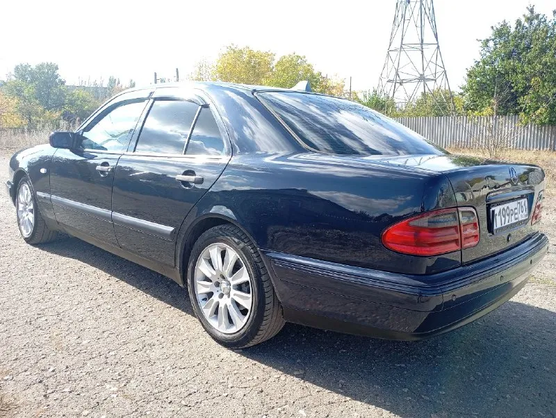 Продам легендарный mercedes benz e w210 год 1998 пробег 300 000 мотор 2.0 самый простой и надежный авто в отличном состоянии мотор не троит не дымит масла не расходует коробка переключает без хрустов ходовка отличная без посторонних звуков авто очень мягкое дорогу держит уверено комплектации классик все есть для комфорта работает исключительно все кондер холодит как надо кузов отличный рыжиков и гнили нет пороги дно стаканы двери все в идеале заводское у машины 3-4 косметический окраса (лак слез) остальное в родне 2 комплекта колёс (зима/лето) 2 пары ключей вообще кто ищет живой мерен это именно он юридически чистая любое оформления цена 555 000 торг рассмотрю обмен на авто классом ниже номер:+79495504164 - фотография - 4