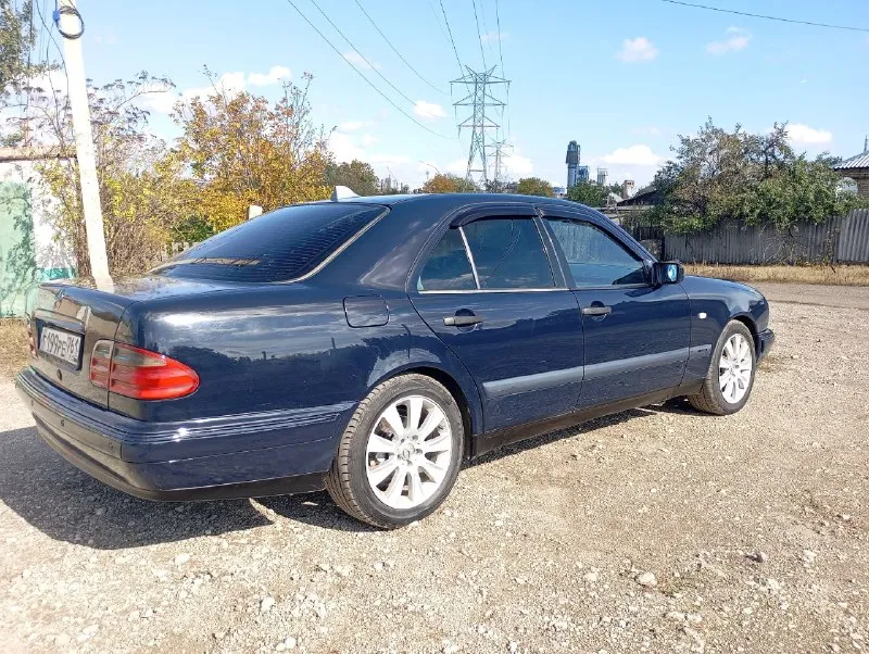Продам легендарный mercedes benz e w210 год 1998 пробег 300 000 мотор 2.0 самый простой и надежный авто в отличном состоянии мотор не троит не дымит масла не расходует коробка переключает без хрустов ходовка отличная без посторонних звуков авто очень мягкое дорогу держит уверено комплектации классик все есть для комфорта работает исключительно все кондер холодит как надо кузов отличный рыжиков и гнили нет пороги дно стаканы двери все в идеале заводское у машины 3-4 косметический окраса (лак слез) остальное в родне 2 комплекта колёс (зима/лето) 2 пары ключей вообще кто ищет живой мерен это именно он юридически чистая любое оформления цена 555 000 торг рассмотрю обмен на авто классом ниже номер:+79495504164 - фотография - 5