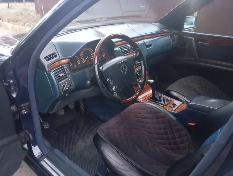 Продам легендарный mercedes benz e w210 год 1998 пробег 300 000 мотор 2.0 самый простой и надежный авто в отличном состоянии мотор не троит не дымит масла не расходует коробка переключает без хрустов ходовка отличная без посторонних звуков авто очень мягкое дорогу держит уверено комплектации классик все есть для комфорта работает исключительно все кондер холодит как надо кузов отличный рыжиков и гнили нет пороги дно стаканы двери все в идеале заводское у машины 3-4 косметический окраса (лак слез) остальное в родне 2 комплекта колёс (зима/лето) 2 пары ключей вообще кто ищет живой мерен это именно он юридически чистая любое оформления цена 555 000 торг рассмотрю обмен на авто классом ниже номер:+79495504164 - фотография - 6