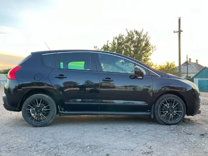Продаю свой автомобиль peugeot 3008 2009 г. в 1.6 hdi. пробег 173 тысячи на приборке. срочная продажа. цена 550 тыс 🎁 от собственника, владею 2 года. езжу каждый день. по технике не подводит. был ремонт коробки 15 тыс. км назад. (коробка робот, простой, с одним сцеплением). масло двигатель не расходует, езжу от замены до замены ( то сделано 2 тысячи назад ). есть вопросы по лкп - слез лак, и нужно приложить руки к порогам. дно целое. осмотр макеевка +7 949 448 93 40 хорошая комплектация : подрулевое управление, парктроники, двухзонный климат, бортовой компьютер с планшетом, круиз контроль, esp, 4 стеклоподъемника, автоскладывание зеркал с электроприводом и подогревом, подрулевые лепестки, электроручник. - фотография - 2