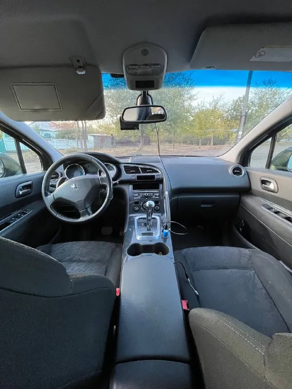Продаю свой автомобиль peugeot 3008 2009 г. в 1.6 hdi. пробег 173 тысячи на приборке. срочная продажа. цена 550 тыс 🎁 от собственника, владею 2 года. езжу каждый день. по технике не подводит. был ремонт коробки 15 тыс. км назад. (коробка робот, простой, с одним сцеплением). масло двигатель не расходует, езжу от замены до замены ( то сделано 2 тысячи назад ). есть вопросы по лкп - слез лак, и нужно приложить руки к порогам. дно целое. осмотр макеевка +7 949 448 93 40 хорошая комплектация : подрулевое управление, парктроники, двухзонный климат, бортовой компьютер с планшетом, круиз контроль, esp, 4 стеклоподъемника, автоскладывание зеркал с электроприводом и подогревом, подрулевые лепестки, электроручник. - фотография - 7