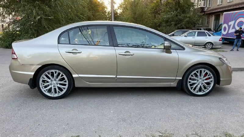 Цена: 710.000₽. торг продаю honda. civic, чистый японец с документами полный порядок любое оформление. пробег родной автомобиль в прекрасном состоянии, кузов весь ровный, без ржавчины и гнилья, дно и пороги в идеальном состояние. технически авто в очень хорошем состояние, автомобиль полностью обслужен, новая резина, на красивых дисках. двигатель работает прекрасно, ходовая в порядке, после то коробка работает отлично без каких либо нареканий. комплектация. кондиционер холодит отлично, мультируль, круиз, кожаный салон, подогрев всех сидений, все стеклоподъемники, электрозеркала с подогревом, датчик света и дождя, abs, esp, родная мультимедиа, сигнализация с автозапуском, возможен обмен, на авто дешевле, год выпуска 2007 пробег 193 к двигатель: 1.8.бензин коробка: механика 6 ступка г харцызск-макеевка тел +79495293246 наш max https://max. ru/dnr_avto_180 - фотография - 6