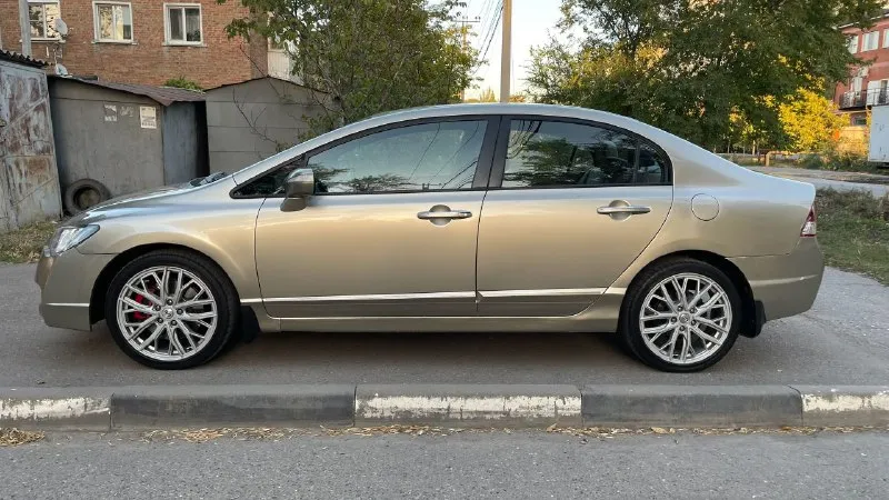 Цена: 710.000₽. торг продаю honda. civic, чистый японец с документами полный порядок любое оформление. пробег родной автомобиль в прекрасном состоянии, кузов весь ровный, без ржавчины и гнилья, дно и пороги в идеальном состояние. технически авто в очень хорошем состояние, автомобиль полностью обслужен, новая резина, на красивых дисках. двигатель работает прекрасно, ходовая в порядке, после то коробка работает отлично без каких либо нареканий. комплектация. кондиционер холодит отлично, мультируль, круиз, кожаный салон, подогрев всех сидений, все стеклоподъемники, электрозеркала с подогревом, датчик света и дождя, abs, esp, родная мультимедиа, сигнализация с автозапуском, возможен обмен, на авто дешевле, год выпуска 2007 пробег 193 к двигатель: 1.8.бензин коробка: механика 6 ступка г харцызск-макеевка тел +79495293246 наш max https://max. ru/dnr_avto_180 - фотография - 7