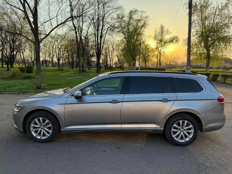 Продам volkswagen passat b8 2.0 tdi 2018 года из европы • цена: 2 200 000 руб. • контактный телефон: ☎️+7 949 305 54 89☎️ • пробег 207 000 км. (по рф 20 тыс. км) • расход: город- 7/ср-6/ тр. -5 л. • комплектация higline • коробка автомат dsg dq381 7 ступеней мокрая (заменён маховик на оригинал фирмы luk) • я второй владелец по рф. документы все в порядке. запретов, залогов, штрафов- нет • экология вся на месте, работает отлично. • место осмотра: донецк автомобиль в отличном внешнем и техническом состоянии. родной окрас, без дтп. проведено большое то автомобиля: замен комплект грм, помпа, ремень масляного насоса, сальник коленвала, ремень и ролик генератора, залит антифриз febi g13, масло двигателя motul, масло в коробке motul, поменяны все фильтра, поставлены проставки 2 см перед и зад, сделан развал схождения. также есть видео ремонта автомобиля. все вопросы по телефону. разумный торг приветствуется у капота. любые проверки за ваш счет. 📲 tg: @workgroup3020 📞 звоните: +7(949)3055489 - фотография - 8