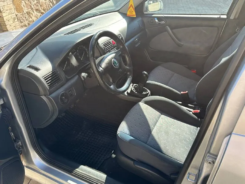 Продам skoda octavia tour объём 1.6 год выпуска 2008 пробег 208 000 тысячи в хорошем состоянии двигатель работает идеально, не дымит, не троит, масло не ест, кузов без гнили, ржавчин, вмятин, коробка работает идеально, по комплектации имеется климат контроль заправлен работает бортовой компьютер лэ стекло подъёмники и многое другое цена 515 000 +79494581808 📞 звоните: +7(949)4581808 - фотография - 5