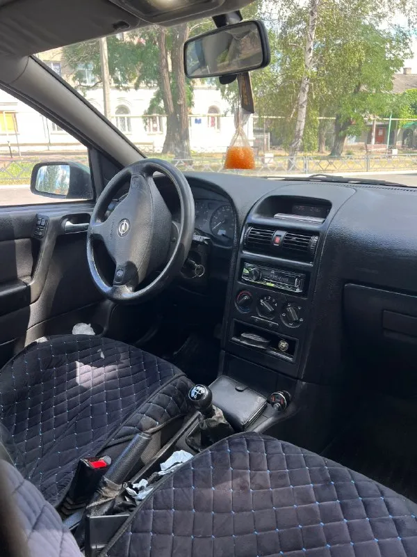 Продам opel астра g 1998 года выпуска 1.6 механика пробег 197 000. цена 350000 тыс торг машина дедушки, во владении более 10 лет. без дтп, в родной краске. ходовая в порядке, ничего не гремит, не стучит, стойки в круг новые. работает ровно. после кап ремонта, фото все есть. новое грм помпа ролики фирма инна. кузов целый, без дыр. гур, абс,4 эл подъемника с доводчиками, люк работает в 2 положениях. все, что должно светиться - работает абсолютно все. машина использовалась раз в неделю и хранилась в гараже. стекла родные, все целые продается в связи со здоровьем. полное переоформление. красный луч +79591402196 📞 звоните: +7(959)1402196 - фотография - 6