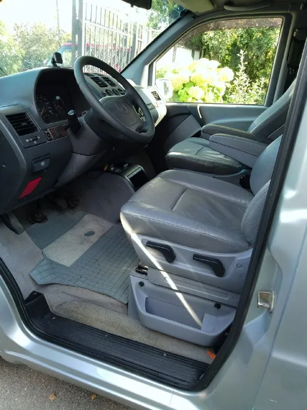 Mercedes vito,2,3 турбо 98 л. с. мкпп, 1998г. в. заводской v-класс, птс оригинал, два ключа. кузов в отличном состоянии, антикор по днищу и скрытым полостям, салон целый, сидения кожа, рабочий кондиционер, два люка, круиз-контроль, электростеклоподъёмники, по подвеске :новые передние стойки в сборе с опорными и пружинами, задние амортизаторы, тормозные диски с колодками перед и зад, ручник работает, сзади пневма, держит хорошо. двигатель простой с рядным тнвд, новая турбина. зимняя резина с-шка практически новая. в птс собственник я, ограничений нет. цена 850000.телефон+7 949 319-98-21 📞 звоните: +7(949)3199821 - фотография - 10