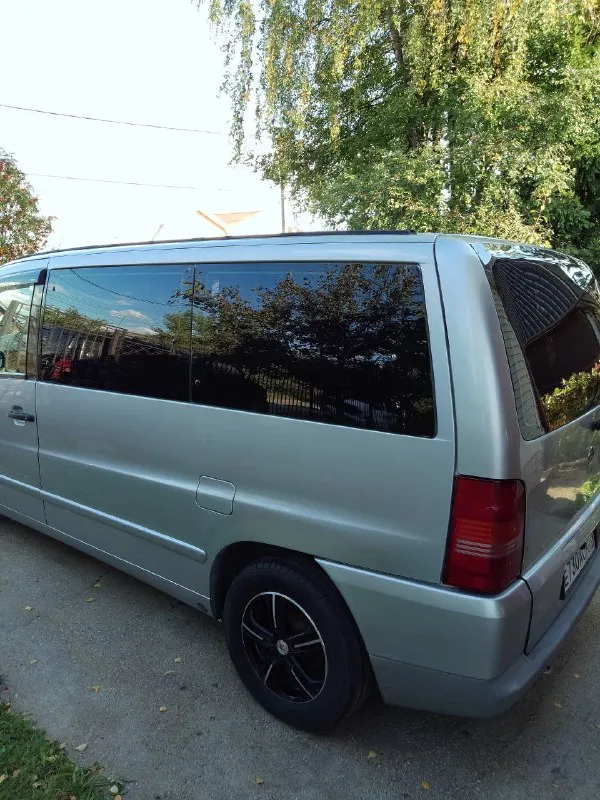 Mercedes vito,2,3 турбо 98 л. с. мкпп, 1998г. в. заводской v-класс, птс оригинал, два ключа. кузов в отличном состоянии, антикор по днищу и скрытым полостям, салон целый, сидения кожа, рабочий кондиционер, два люка, круиз-контроль, электростеклоподъёмники, по подвеске :новые передние стойки в сборе с опорными и пружинами, задние амортизаторы, тормозные диски с колодками перед и зад, ручник работает, сзади пневма, держит хорошо. двигатель простой с рядным тнвд, новая турбина. зимняя резина с-шка практически новая. в птс собственник я, ограничений нет. цена 850000.телефон+7 949 319-98-21 📞 звоните: +7(949)3199821 - фотография - 3