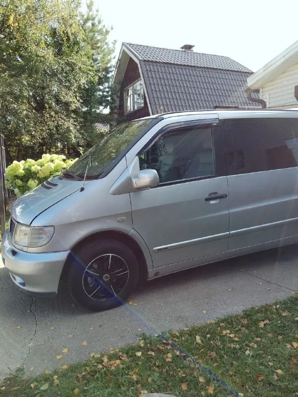Mercedes vito,2,3 турбо 98 л. с. мкпп, 1998г. в. заводской v-класс, птс оригинал, два ключа. кузов в отличном состоянии, антикор по днищу и скрытым полостям, салон целый, сидения кожа, рабочий кондиционер, два люка, круиз-контроль, электростеклоподъёмники, по подвеске :новые передние стойки в сборе с опорными и пружинами, задние амортизаторы, тормозные диски с колодками перед и зад, ручник работает, сзади пневма, держит хорошо. двигатель простой с рядным тнвд, новая турбина. зимняя резина с-шка практически новая. в птс собственник я, ограничений нет. цена 850000.телефон+7 949 319-98-21 📞 звоните: +7(949)3199821 - фотография - 7