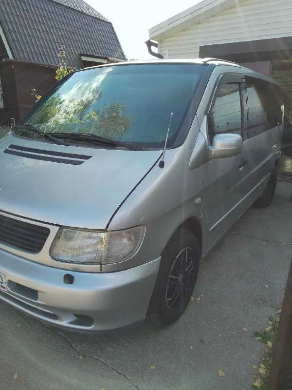Mercedes vito,2,3 турбо 98 л. с. мкпп, 1998г. в. заводской v-класс, птс оригинал, два ключа. кузов в отличном состоянии, антикор по днищу и скрытым полостям, салон целый, сидения кожа, рабочий кондиционер, два люка, круиз-контроль, электростеклоподъёмники, по подвеске :новые передние стойки в сборе с опорными и пружинами, задние амортизаторы, тормозные диски с колодками перед и зад, ручник работает, сзади пневма, держит хорошо. двигатель простой с рядным тнвд, новая турбина. зимняя резина с-шка практически новая. в птс собственник я, ограничений нет. цена 850000.телефон+7 949 319-98-21 📞 звоните: +7(949)3199821 - фотография - 8