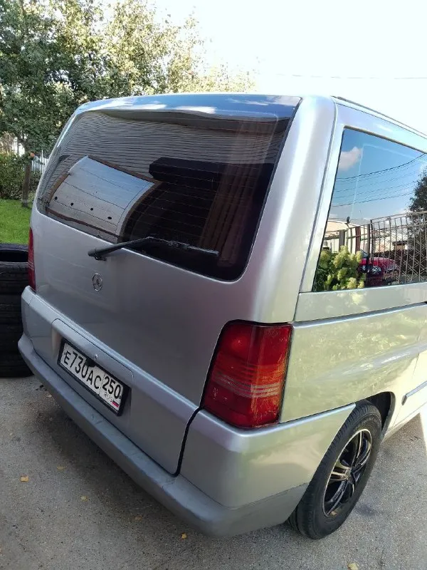 Mercedes vito,2,3 турбо 98 л. с. мкпп, 1998г. в. заводской v-класс, птс оригинал, два ключа. кузов в отличном состоянии, антикор по днищу и скрытым полостям, салон целый, сидения кожа, рабочий кондиционер, два люка, круиз-контроль, электростеклоподъёмники, по подвеске :новые передние стойки в сборе с опорными и пружинами, задние амортизаторы, тормозные диски с колодками перед и зад, ручник работает, сзади пневма, держит хорошо. двигатель простой с рядным тнвд, новая турбина. зимняя резина с-шка практически новая. в птс собственник я, ограничений нет. цена 850000.телефон+7 949 319-98-21 📞 звоните: +7(949)3199821 - фотография - 9