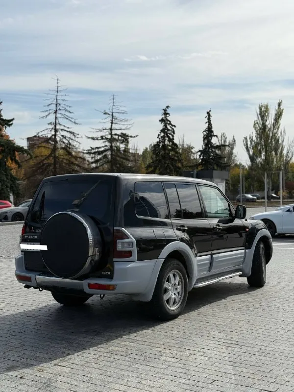 Mitsubishi pajero 2001г. 3.5 + at 3 владельца (до этого в одних руках 12лет. ) 255.000км пробег. (есть автотека, полностью зеленая) кузов хороший, есть вмятинки возрастные но в целом - он около идеальный для своих лет гнили нет двигатель в хорошем состоянии, не дымит, не троит - работает идеально ! в хорошем состоянии, переключает передачи незаметно, понижайка, полный привод все включается. по ходовой части все без нареканий черный кожаный салон в достойном состоянии (есть моменты только на передних сиденьях) панорамный люк круиз контроль, подогревы сидений, кондиционер, печка все работает. магнитола, музыка играет машина на данный момент на красивых номерах, продажа без номеров. цена: 790.000₽ такая цена только пока есть интересующий в продаже меня автомобиль звонить: +7949-501-00-09 📞 звоните: +7(949)5010009 - фотография - 4