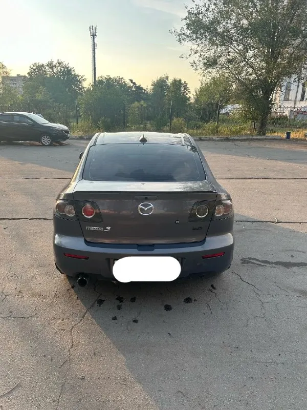 Продам mazda 3 bk 2007г 2.0л (150лс) бензин/газ механика, 283.000км, машина в хорошем состояние едет бодро, мотор масло не кушает, есть кондиционер климат контроль в машине холодильник, ходовая в идеале, машина без дтп, не крашена не бита, днище целое не вареное, машина вся в родном окрасе, все стеклоподъемники, подогревы стекла и передних сидений, электро регулировка зеркал, мультируль, центральный замок так и сигналка, хорошая музыка стоит сабуфер и хорошие колонки, шумоизоляция, с документами проблем нет. резина лето/зима шипы новая. осмотр город луганск, цена 570.000₽ + торг у капота +79595972870 📞 звоните: +7(959)5972870 - фотография - 2