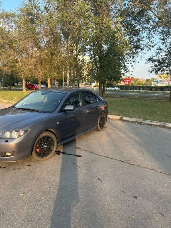 Продам mazda 3 bk 2007г 2.0л (150лс) бензин/газ механика, 283.000км, машина в хорошем состояние едет бодро, мотор масло не кушает, есть кондиционер климат контроль в машине холодильник, ходовая в идеале, машина без дтп, не крашена не бита, днище целое не вареное, машина вся в родном окрасе, все стеклоподъемники, подогревы стекла и передних сидений, электро регулировка зеркал, мультируль, центральный замок так и сигналка, хорошая музыка стоит сабуфер и хорошие колонки, шумоизоляция, с документами проблем нет. резина лето/зима шипы новая. осмотр город луганск, цена 570.000₽ + торг у капота +79595972870 📞 звоните: +7(959)5972870 - фотография - 3