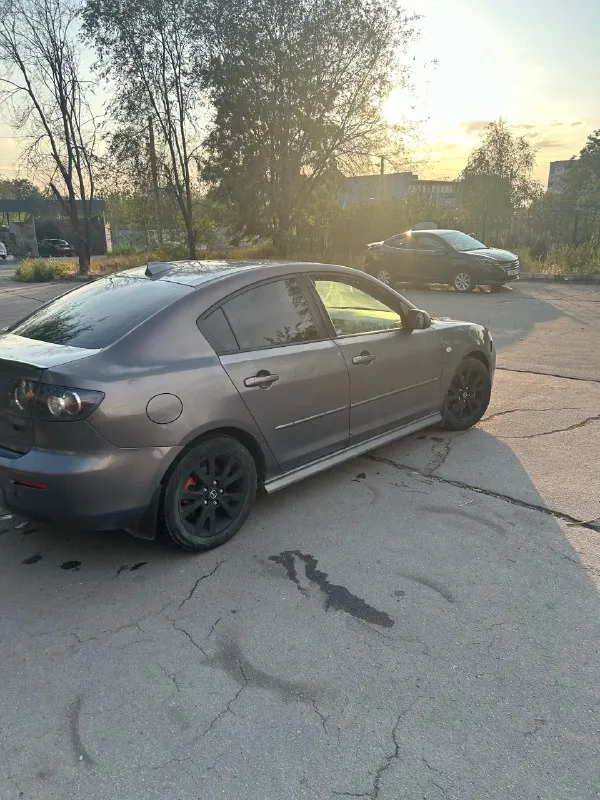 Продам mazda 3 bk 2007г 2.0л (150лс) бензин/газ механика, 283.000км, машина в хорошем состояние едет бодро, мотор масло не кушает, есть кондиционер климат контроль в машине холодильник, ходовая в идеале, машина без дтп, не крашена не бита, днище целое не вареное, машина вся в родном окрасе, все стеклоподъемники, подогревы стекла и передних сидений, электро регулировка зеркал, мультируль, центральный замок так и сигналка, хорошая музыка стоит сабуфер и хорошие колонки, шумоизоляция, с документами проблем нет. резина лето/зима шипы новая. осмотр город луганск, цена 570.000₽ + торг у капота +79595972870 📞 звоните: +7(959)5972870 - фотография - 4