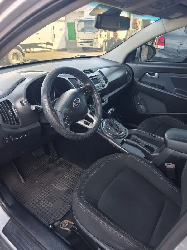 Продам свой kia sportage2013г. .2.0дизель. кпп автомат. пробег 170 000.покупалась новая в салоне. один хозяин. есть вся история обслуживания. цена 1.6мил. +7 949 326 61 04 📲 tg: @lucky_lizaa 📞 звоните: +7(949)3266104 - фотография - 4