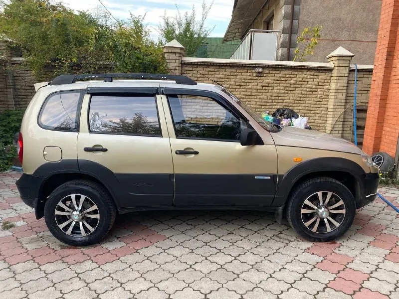 Продам 🏎 chevrolet нива 2010 года. на газу✅ стоит новый двигатель, который только прошёл обкатку✅ новая коробка передач ✅ поменяна вся ходовка✅ никаких скрипов и посторонних звуков во время езды нет. салон в хорошем состоянии. к любым проверкам готова. донецк. 550т. р.торг +79495246209 📞 звоните: +7(949)5246209 - фотография - 2