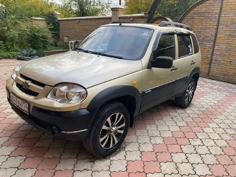 Продам 🏎 chevrolet нива 2010 года. на газу✅ стоит новый двигатель, который только прошёл обкатку✅ новая коробка передач ✅ поменяна вся ходовка✅ никаких скрипов и посторонних звуков во время езды нет. салон в хорошем состоянии. к любым проверкам готова. донецк. 550т. р.торг +79495246209 📞 звоните: +7(949)5246209 - фотография - 5