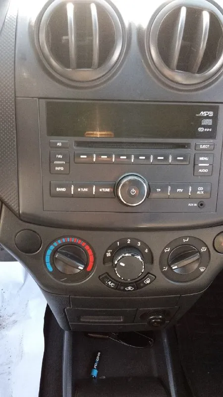 Продаётся chevrolet aveo двигатель 1.4 оригинальный пробег 176.000 комплектация люксовая птс оригинал кондиционер работает с автозапуском aveo 2008 года, купленная 2009 года один хозяин автомобиль в идеальном состоянии реальному покупателю торг у капота +79515077672 есть whatsapp и телеграмма цена 437 - фотография - 7