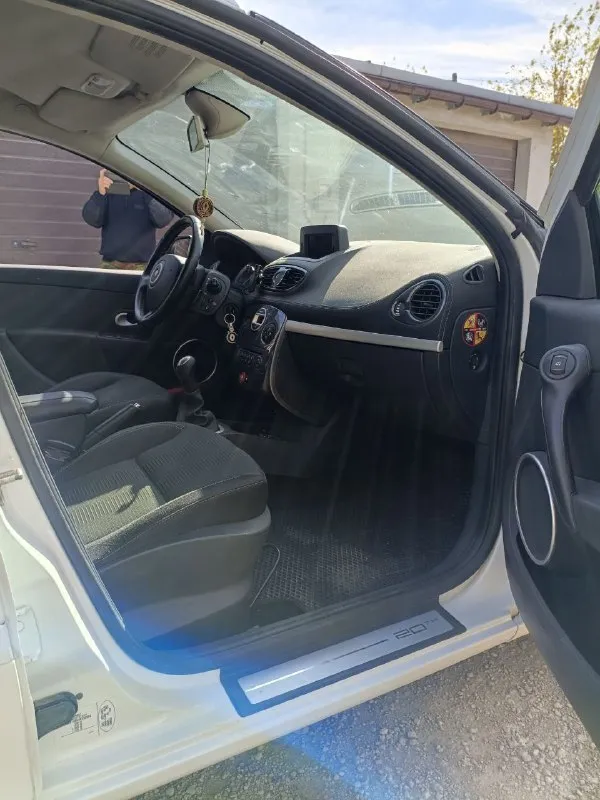Продам renault clio maximal 2010 3 поколение с пробегом 212000 двигатель 1.2 турбина заводское вебасто, антибукс, управление курсовой устойчивости, 10 подушек безопасности, зеркала с подогревом, два комплекта резины на титанах, abs, иммобилайзер, сигнализация, два ключа, esp, серворуль, стеклоподьемники, климат контроль очень экономичная машина, в городском цикле 6 литров цена: 700000₽ торг у капота мариуполь +79497089646 - фотография - 5