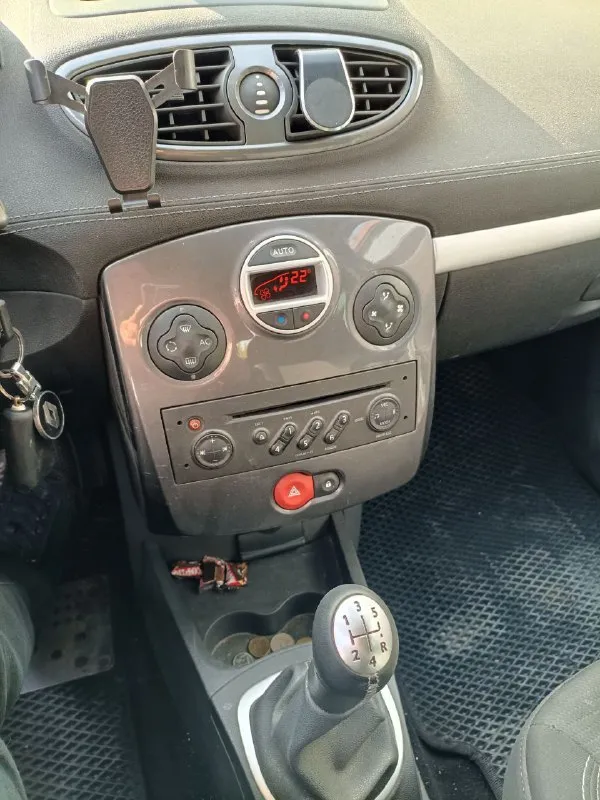 Продам renault clio maximal 2010 3 поколение с пробегом 212000 двигатель 1.2 турбина заводское вебасто, антибукс, управление курсовой устойчивости, 10 подушек безопасности, зеркала с подогревом, два комплекта резины на титанах, abs, иммобилайзер, сигнализация, два ключа, esp, серворуль, стеклоподьемники, климат контроль очень экономичная машина, в городском цикле 6 литров цена: 700000₽ торг у капота мариуполь +79497089646 - фотография - 9