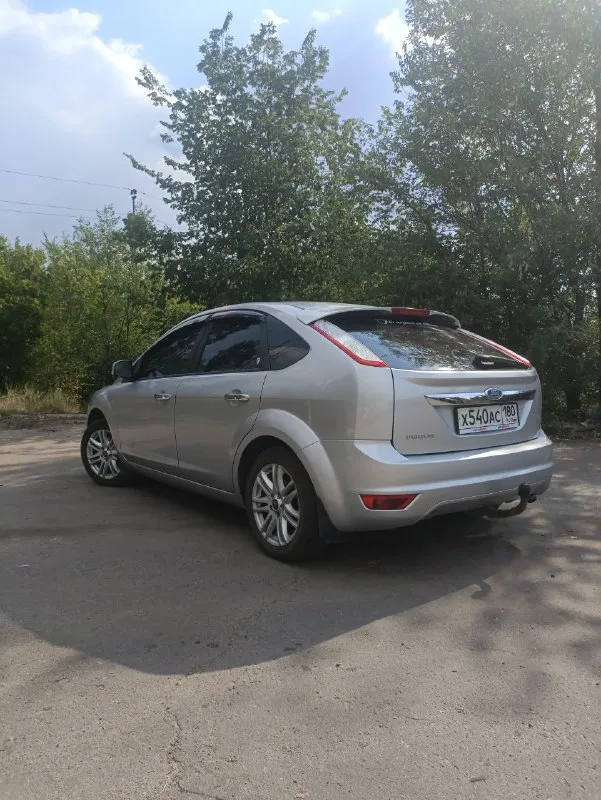 Фокус 2 рестайлинг. двс 1.8. пробег 190 000 км. предмаксимальная комплектация chia. пригнана с испании 3 года назад. с ориг пробегом 140 000км. установлен газ 4 поколение. мультируль круиз-контроль. двухзонный климатконтроль. подогревы сидений. 2-х д новая магнитола с камерой заднего вида. датчик света датчик дождя автозатемнение зеркала. 4 стеклоподъёмника. фаркоп. 4 подушки безопасности. салон и кузов-оцинкован в идеальном состоянии. арки пороги, крышка багажника обработаны в прошлом году для профилактики. поклеена бронепленка в проблемных местах. за машиной следил. +в придачу комплект зимней резины (почти новая 1 сезон откатала) на оригинальных 16 дисках с оригинальными фордовскими колпаками. органайзер в багажник. 2 комплекта ковриков. новый полный комплект задней ходовки с рычагами. запчасти кое-какие. из последнего новая рулевая рейка ( старую отдам тоже, ремкомплект только сменить, не текла, бесил стук, нужно было подтянуть гайку, в итоге поставил новую) цена 799 000р. торг +79493857688 сергей - фотография - 2