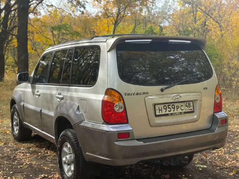 В продаже hyundai terracan, 2.5 л, турбодизель. рамный 7-и местный внедорожник с межосевой блокировкой, пониженной передачей, системой полного привода “est“ (самая удачная из серии) тнвд механический, не прихотлив к дизтопливу, никакой лишней электроники (прост и надёжен) двигатель обслужен, всё сухое, работает ровно. автомат переключает без пинков и пробуксовок. рама целая, номер читается. стоит автозапуск с турботаймером, хорошая акустика с сенсорным дисплеем, есть кондиционер (работает) 4 эл. сп, обогрев зеркал и зоны дворников, датчик света, датчик дождя, навигационная система и прочие. стоимость : 730.000 руб. обмены не интересны. территориально смотреть в макеевке (р-н ‘3/5’) контакты : +7(949)4531233 ; +7(951)7679727 📲 tg: @blackynsaid 📞 звоните: +7(949)4531233 - фотография - 2