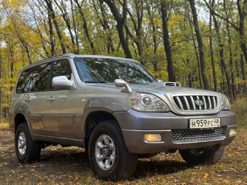 В продаже hyundai terracan, 2.5 л, турбодизель. рамный 7-и местный внедорожник с межосевой блокировкой, пониженной передачей, системой полного привода “est“ (самая удачная из серии) тнвд механический, не прихотлив к дизтопливу, никакой лишней электроники (прост и надёжен) двигатель обслужен, всё сухое, работает ровно. автомат переключает без пинков и пробуксовок. рама целая, номер читается. стоит автозапуск с турботаймером, хорошая акустика с сенсорным дисплеем, есть кондиционер (работает) 4 эл. сп, обогрев зеркал и зоны дворников, датчик света, датчик дождя, навигационная система и прочие. стоимость : 730.000 руб. обмены не интересны. территориально смотреть в макеевке (р-н ‘3/5’) контакты : +7(949)4531233 ; +7(951)7679727 📲 tg: @blackynsaid 📞 звоните: +7(949)4531233 - фотография - 3