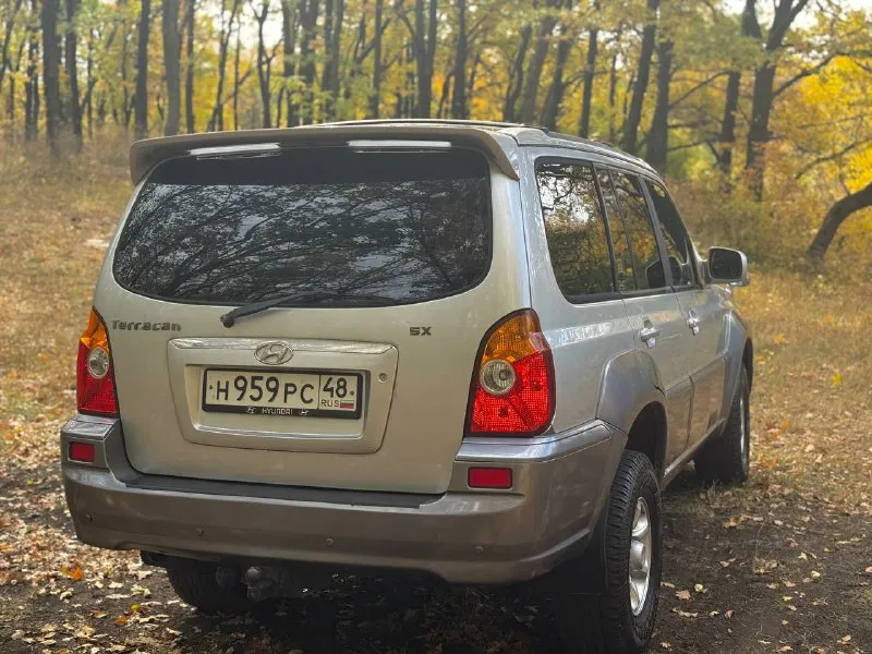 В продаже hyundai terracan, 2.5 л, турбодизель. рамный 7-и местный внедорожник с межосевой блокировкой, пониженной передачей, системой полного привода “est“ (самая удачная из серии) тнвд механический, не прихотлив к дизтопливу, никакой лишней электроники (прост и надёжен) двигатель обслужен, всё сухое, работает ровно. автомат переключает без пинков и пробуксовок. рама целая, номер читается. стоит автозапуск с турботаймером, хорошая акустика с сенсорным дисплеем, есть кондиционер (работает) 4 эл. сп, обогрев зеркал и зоны дворников, датчик света, датчик дождя, навигационная система и прочие. стоимость : 730.000 руб. обмены не интересны. территориально смотреть в макеевке (р-н ‘3/5’) контакты : +7(949)4531233 ; +7(951)7679727 📲 tg: @blackynsaid 📞 звоните: +7(949)4531233 - фотография - 4