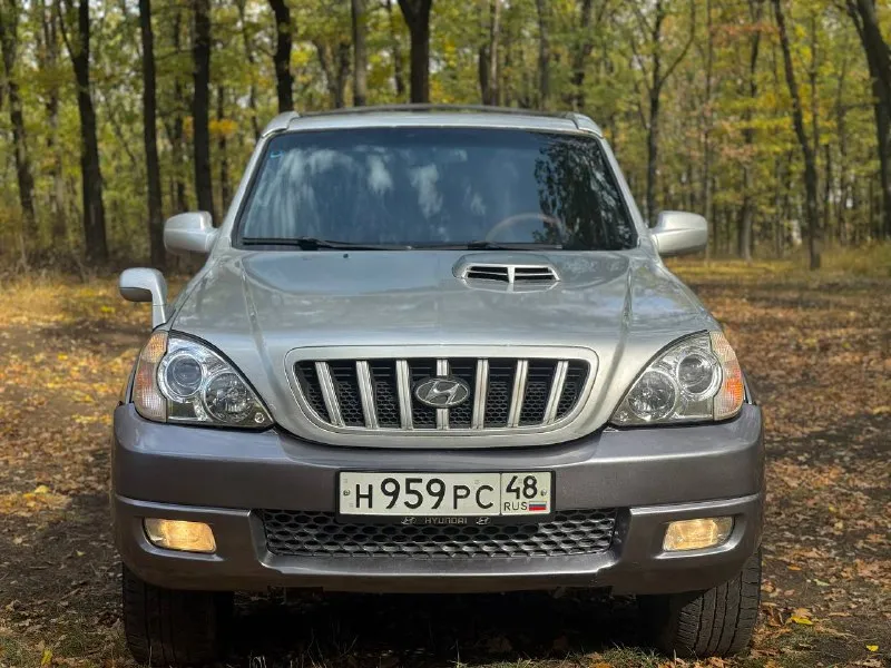 В продаже hyundai terracan, 2.5 л, турбодизель. рамный 7-и местный внедорожник с межосевой блокировкой, пониженной передачей, системой полного привода “est“ (самая удачная из серии) тнвд механический, не прихотлив к дизтопливу, никакой лишней электроники (прост и надёжен) двигатель обслужен, всё сухое, работает ровно. автомат переключает без пинков и пробуксовок. рама целая, номер читается. стоит автозапуск с турботаймером, хорошая акустика с сенсорным дисплеем, есть кондиционер (работает) 4 эл. сп, обогрев зеркал и зоны дворников, датчик света, датчик дождя, навигационная система и прочие. стоимость : 730.000 руб. обмены не интересны. территориально смотреть в макеевке (р-н ‘3/5’) контакты : +7(949)4531233 ; +7(951)7679727 📲 tg: @blackynsaid 📞 звоните: +7(949)4531233 - фотография - 5