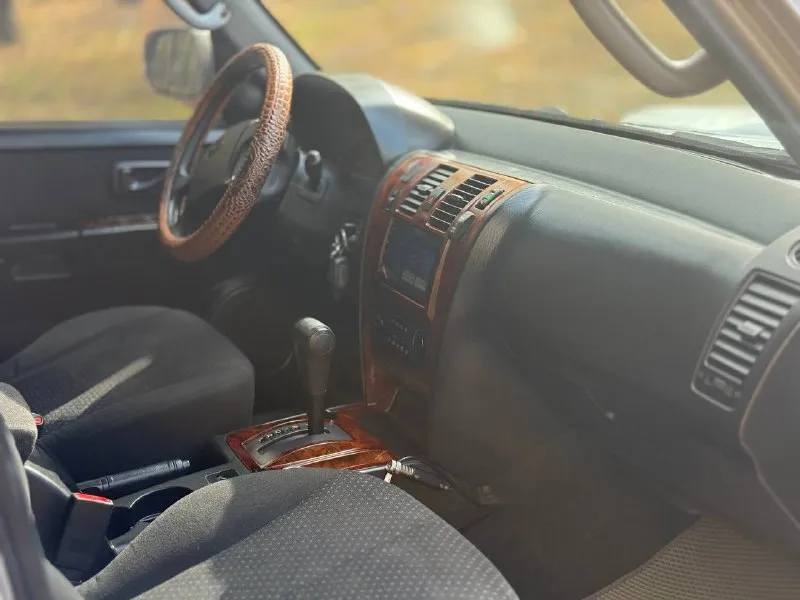 В продаже hyundai terracan, 2.5 л, турбодизель. рамный 7-и местный внедорожник с межосевой блокировкой, пониженной передачей, системой полного привода “est“ (самая удачная из серии) тнвд механический, не прихотлив к дизтопливу, никакой лишней электроники (прост и надёжен) двигатель обслужен, всё сухое, работает ровно. автомат переключает без пинков и пробуксовок. рама целая, номер читается. стоит автозапуск с турботаймером, хорошая акустика с сенсорным дисплеем, есть кондиционер (работает) 4 эл. сп, обогрев зеркал и зоны дворников, датчик света, датчик дождя, навигационная система и прочие. стоимость : 730.000 руб. обмены не интересны. территориально смотреть в макеевке (р-н ‘3/5’) контакты : +7(949)4531233 ; +7(951)7679727 📲 tg: @blackynsaid 📞 звоните: +7(949)4531233 - фотография - 6