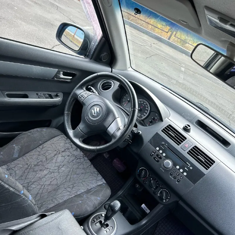 Продаю suzuki swift 2008 год, двигатель 1.3 бензин, амт обслуженная и работает без нареканий, пробег 151000 км (пробег оригинальный подтверждённый автотекой) могу скинуть автотеку по запросу. птс оригинальный, 4 владельца. в дтп не участвовала! есть пару подкрасов. в очень крутой комплектации, есть бесключевой доступ, кондиционер, полный мультируль, подогрев сидений и зеркал, задний парктроник, два ключа, птф, есть двухсторонняя сигнализация. по кузову есть жизненные коцки, ничего серьезного! салон ухоженный и чистый в очень хорошем состоянии. цена: 670 тыс рублей. осмотр г донецк, кировский рн. +79493078626 📞 звоните: +7(949)3078626 - фотография - 8