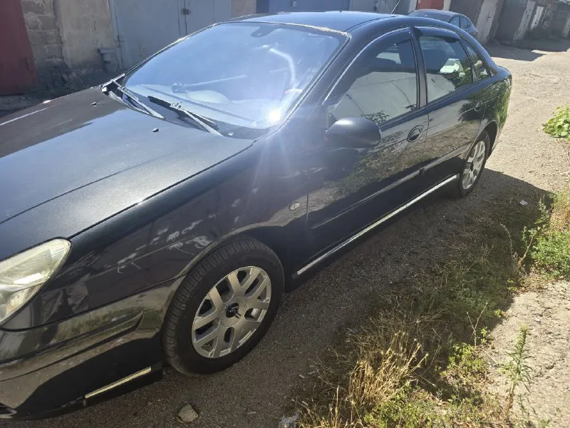 Продажа citroen c5 i рестайлинг (2006 г. ) двигатель 2.0 л (140 л. с. ) бензин пробег: 333 500 • просторный салон с высококачественной отделкой и отличной шумоизоляцией • гидропневматическая подвеска • высокий уровень безопасности • оцинкованный кузов • комплектация: климат-контроль, электропривод зеркал, датчик дождя, круиз (лимит)-контроль • коробка передач: автоматическая автомобиль находится в хорошем техническом состоянии и готов к эксплуатации. зимняя резина на дисках в комплекте. возможен торг при осмотре. для получения дополнительной информации и просмотра звоните по телефону +7949 312 9626 цена 500 000 руб. 📞 звоните: +7(949)3129626 - фотография - 2